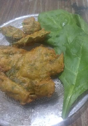 A picture of Paalak bhajiyas.