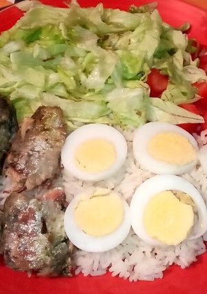 Una foto de Ensalada con sardinas 💙