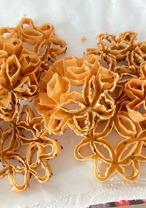 A picture of Crispy Lotus Blossom Cookies.