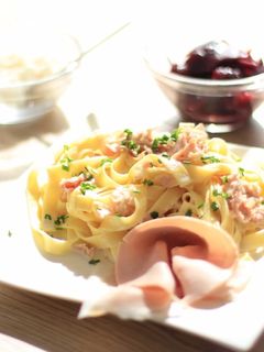 Una foto de Fettuccine Alfredo con jamón