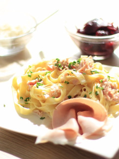 Una foto de Fettuccine Alfredo con jamón
