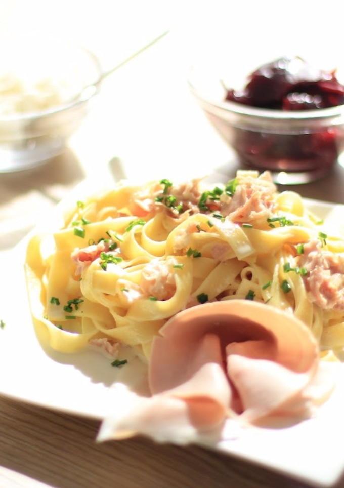 Una foto de Fettuccine Alfredo con jamón