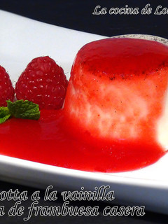 Una foto de Panna cotta o panacota a la vainilla con salsa de frambuesa casera
