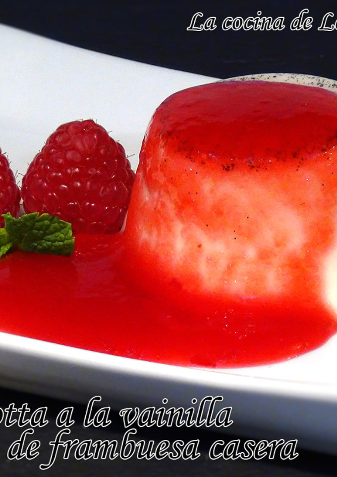 Una foto de Panna cotta o panacota a la vainilla con salsa de frambuesa casera