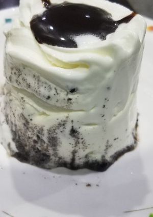 A picture of Mini Oreo ice cream cake.