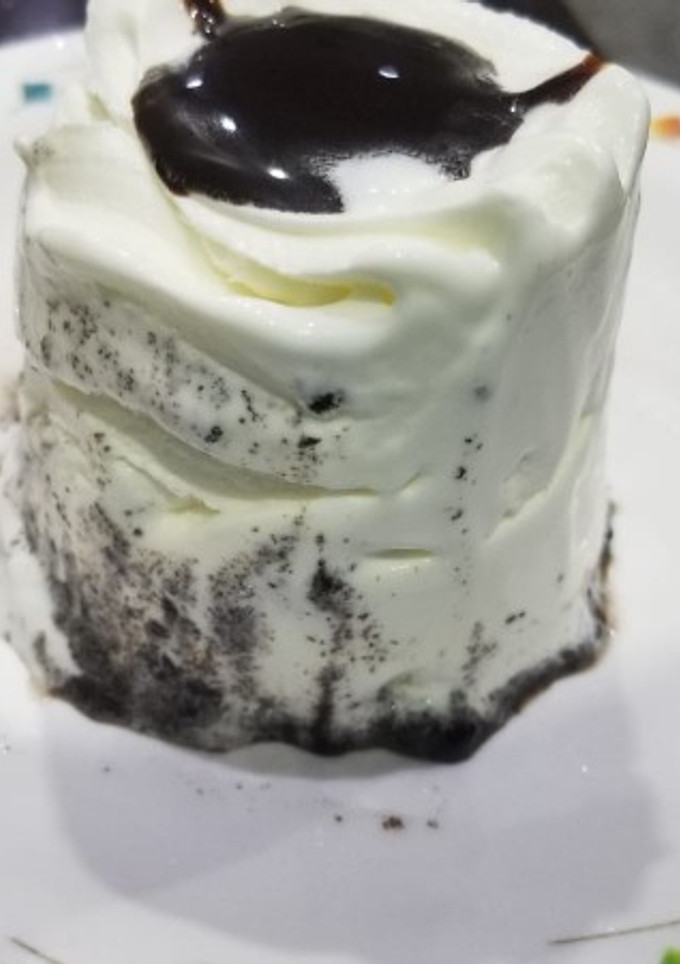 A picture of Mini Oreo ice cream cake.