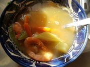 Una foto de camarones crudos