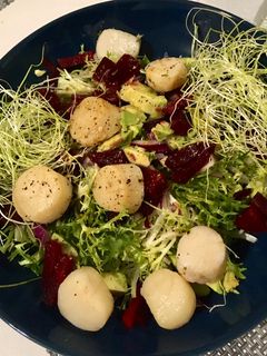 Une photo de Salade composée aux coquilles Saint-Jacques flambées au cognac