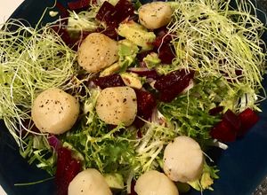 Une photo de Salade composée aux coquilles Saint-Jacques flambées au cognac