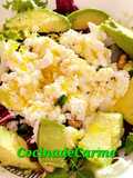 Ensalada gourmet con aguacate, requesón, frutos secos y miel