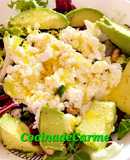 Ensalada gourmet con aguacate, requesón, frutos secos y miel