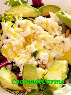 Una foto de Ensalada gourmet con aguacate, requesón, frutos secos y miel