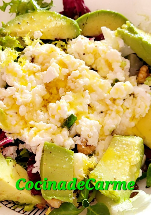 Una foto de Ensalada gourmet con aguacate, requesón, frutos secos y miel