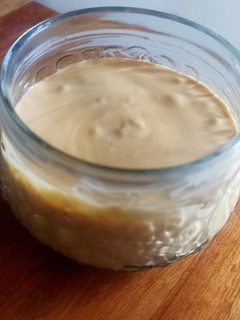 Una foto de Postre de dulce de leche y queso crema 🍮