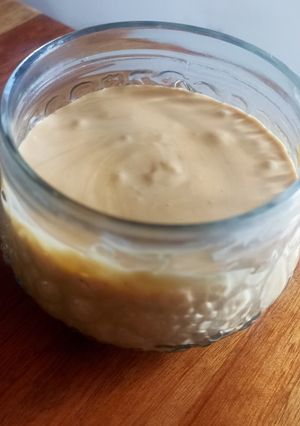 Una foto de Postre de dulce de leche y queso crema 🍮