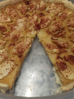 Una foto de Tarta de crema pastelera con manzanas y canela Exprés