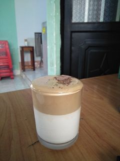 Hình của món Dalgona coffee.