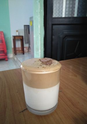 Hình của món Dalgona coffee.