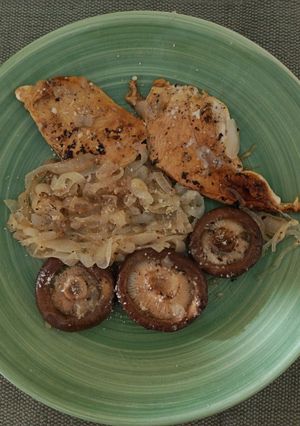 Una foto de Pollo Encebollado con Shiitake al limón