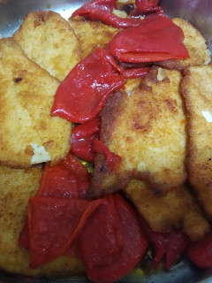 Una foto de Pechugas empanadas con pimientos del piquillo