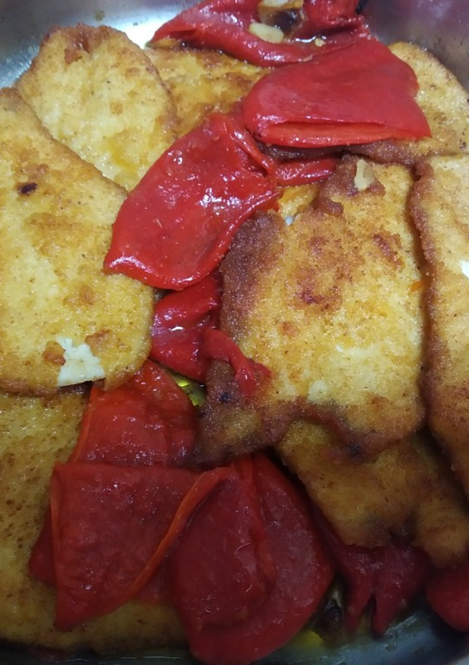 Una foto de Pechugas empanadas con pimientos del piquillo