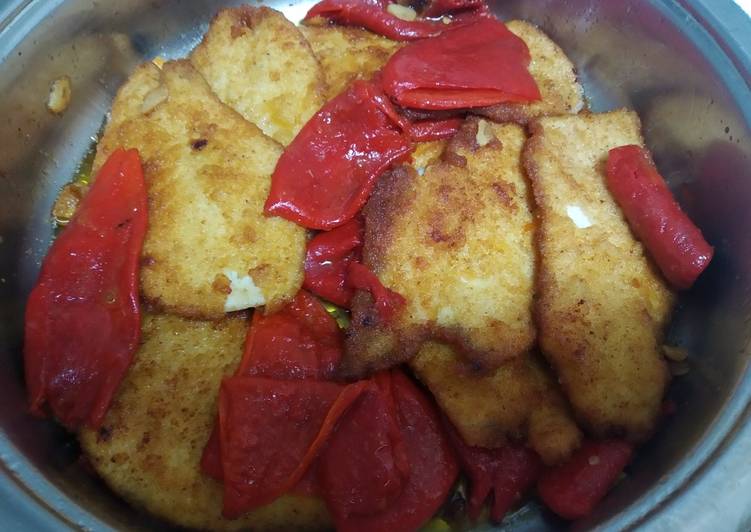 Pechugas empanadas con pimientos del piquillo