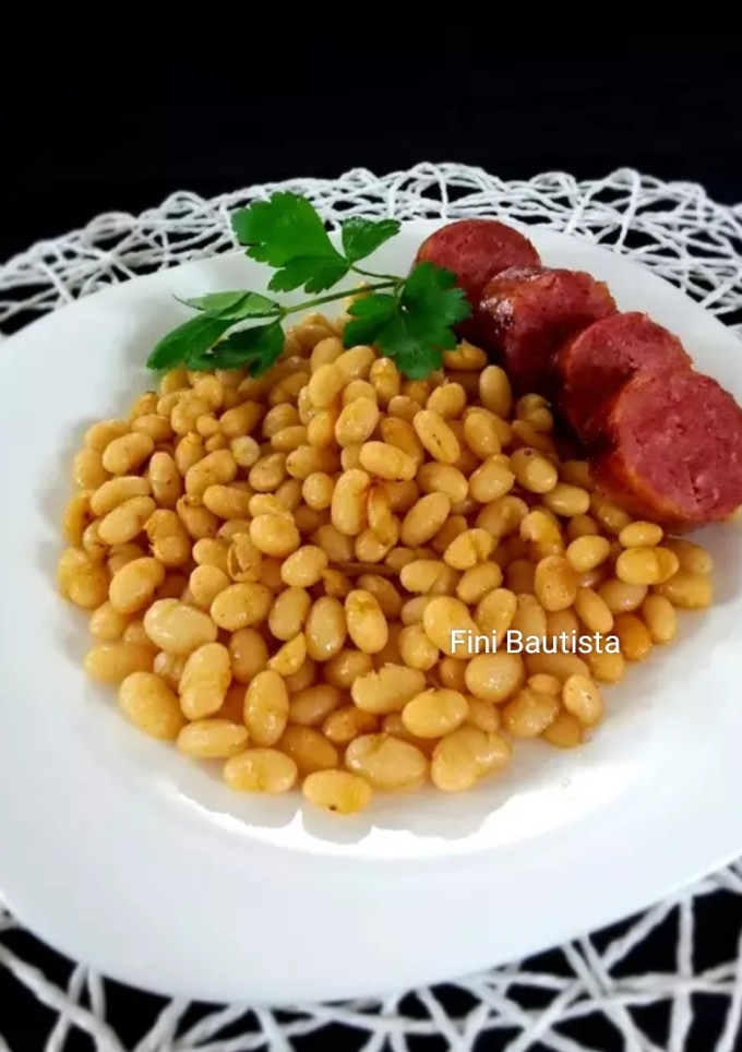 Una foto de Alubias blancas con butifarra