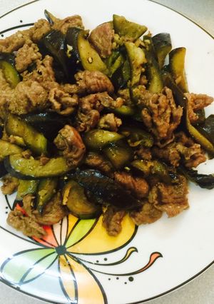 Hình của món Bò Chĩn (bắp dưới chân bò) xào cà tím.