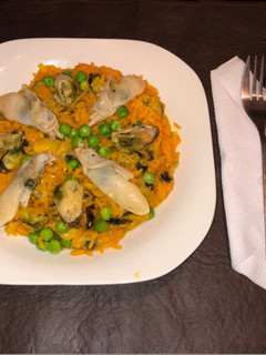 Una foto de Arroz amarillo con mariscos