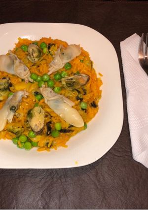 Una foto de Arroz amarillo con mariscos