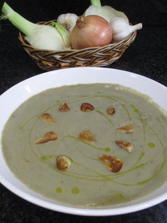Una foto de Crema de alcachofas y hinojo con infusión de alcachofas
