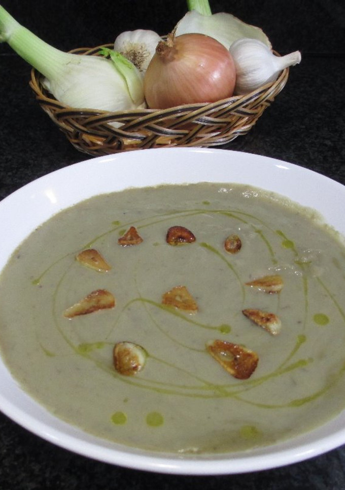 Una foto de Crema de alcachofas y hinojo con infusión de alcachofas