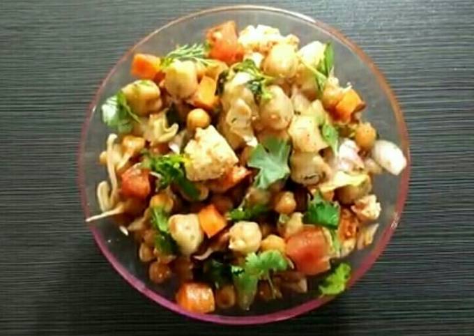 Chickpea vegetable protein salad