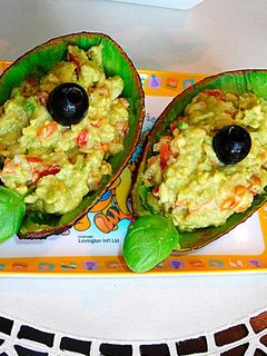 Una foto de Aperitivo de aguacates rellenos al aroma de albahaca - veggie