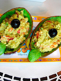 Una foto de Aperitivo de aguacates rellenos al aroma de albahaca - veggie