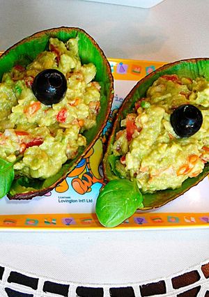 Foto principal de Aperitivo de aguacates rellenos al aroma de albahaca - veggie