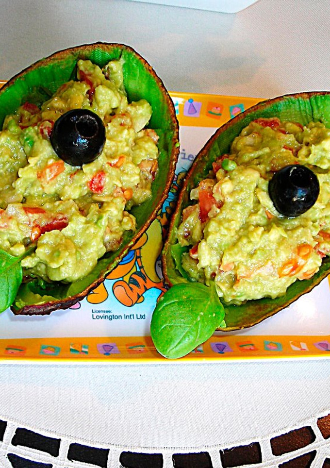 Una foto de Aperitivo de aguacates rellenos al aroma de albahaca - veggie