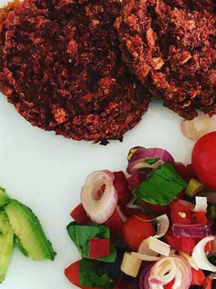 Una foto de Hamburguesas veganas de quinoa y remolacha