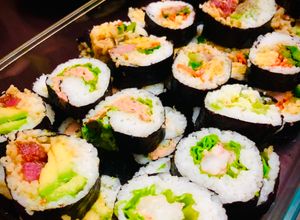 Una foto de Rollos de sushi, rollos de lechuga en MIYAZAKI Japonés MIYAZAKI LETTAS MAKI 🇺🇾🇯🇵宮崎レタス巻きDía del Sushi