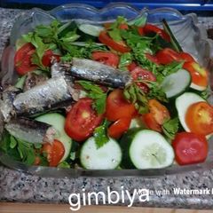 A picture of Sardine topper vegetable salad.
