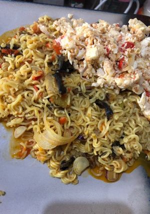 A picture of Noodles with dry fish.