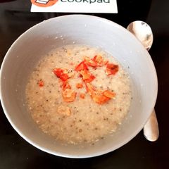 A picture of My Porridge with desicated Coconut & Chia Seeds 😗.