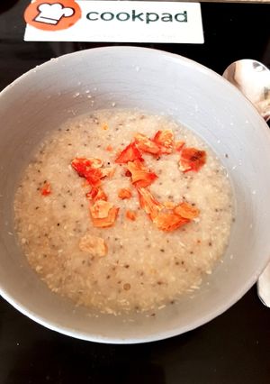 A picture of My Porridge with desicated Coconut & Chia Seeds 😗.