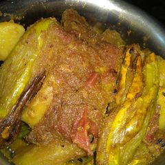 A picture of Aloo potoler dalna(potato parwal curry).