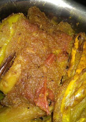 A picture of Aloo potoler dalna(potato parwal curry).