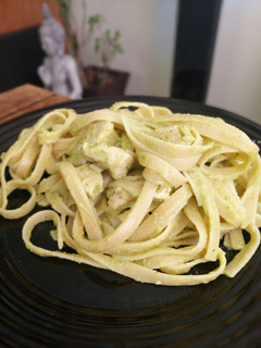 Una foto de Pasta con pollo en crema poblana
