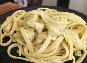 Una foto de Pasta con pollo en crema poblana