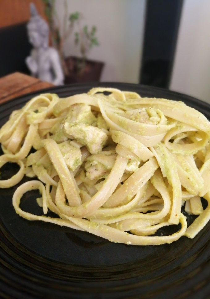 Una foto de Pasta con pollo en crema poblana