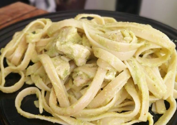 Pasta con pollo en crema poblana