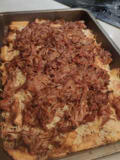 Una foto de Patatas Pulled Smoked Chesee Fries estilo Foster's Hollywood 🧀🍖